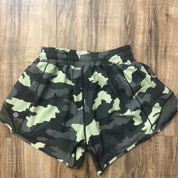 Like New Lululemon Camo Shorts Size 4 - Picture 2 of 3